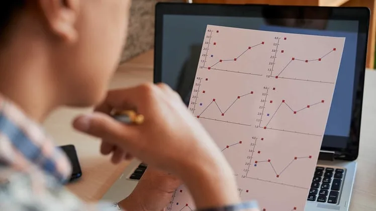 Mann überlegt wie er verschiedene Lead Graphen auswerten soll