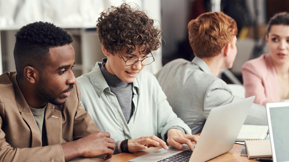 Das Team sitzt am Tisch und informiert sich über den Datenschutz von Google Analytics.