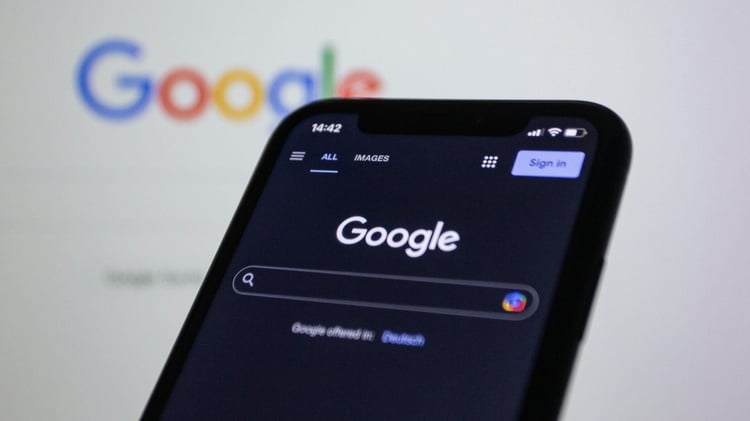 Das Handy, welches Google geöffnet hat, zeigt die Möglichkeit mit der Google Search Console, Insights zu erlangen.