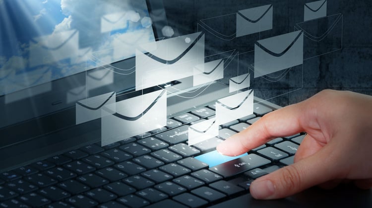 Newsletter-E-Mails werden per HubSpot mit einem Fingerklick versendet.