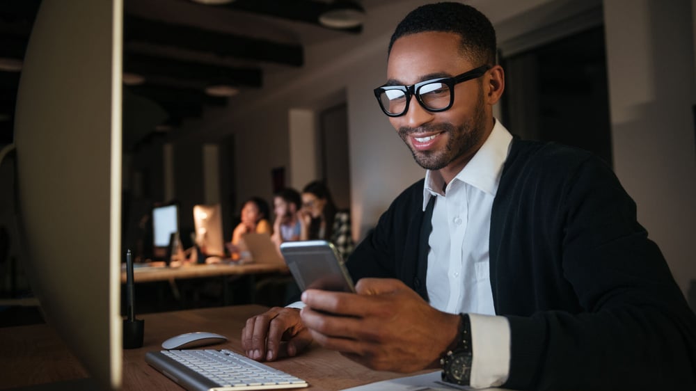 Mann im Anzug erhält eine Newsletter E-Mail über HubSpot.